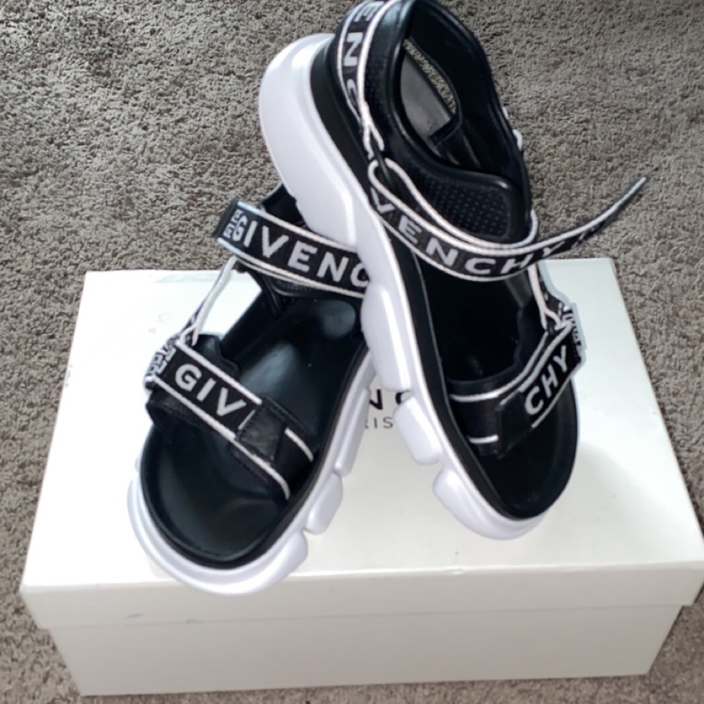 GIVENCHY Jaw
chunky sandals